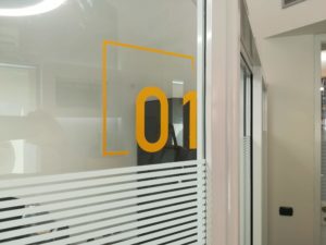 Vetrofanie a metà prezzo: personalizza i tuoi spazi senza svuotare il portafoglio
