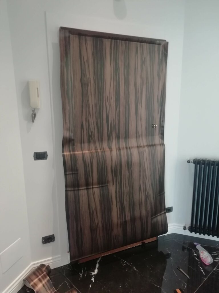 decorazione porta effetto legno
