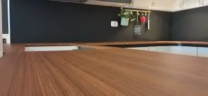 Rivestire il piano cucina con pellicola adesiva effetto legno a Roma: una scelta intelligente per rinnovare senza demolire