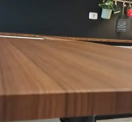 Dettaglio angoli e giunzioni del rivestimento piano cucina con pellicola adesiva effetto legno a Roma