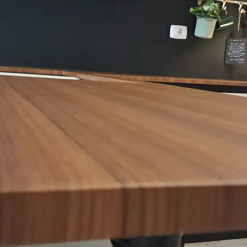Dettaglio angoli e giunzioni del rivestimento piano cucina con pellicola adesiva effetto legno a Roma